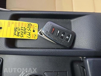 2016 Lexus IS 200t – miniatura 5