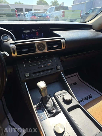 2016 Lexus IS 200t – miniatura 10
