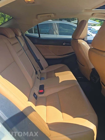 2016 Lexus IS 200t – miniatura 16
