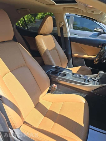 2016 Lexus IS 200t – miniatura 18
