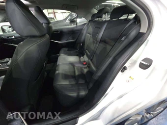 2016 Lexus IS 200t – miniatura 13