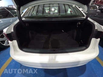 2016 Lexus IS 200t – miniatura 14