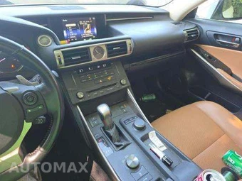 2016 Lexus IS 200t – miniatura 10