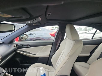 2016 Lexus IS 200t – miniatura 14