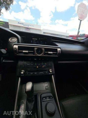 2016 Lexus IS 200t – miniatura 10