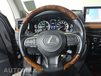 2016 Lexus LX 570 – miniatura 10