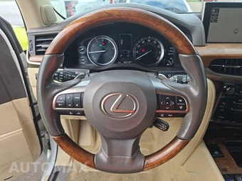 2016 Lexus LX 570 – miniatura 10