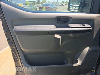 2016 Nissan NV3500 HD Passenger SV 146.1" WB - miniatura 9