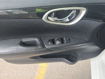 2016 Nissan Sentra SV – miniatura 9
