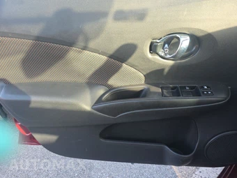 2016 Nissan Versa Note SR – miniatura 9