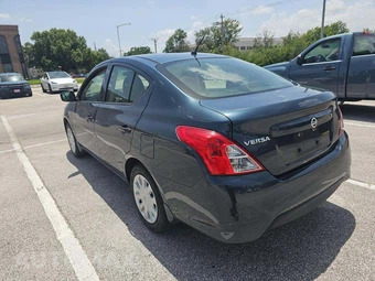 2016 Nissan Versa S – miniatura 4