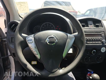 2016 Nissan Versa S – miniatura 10