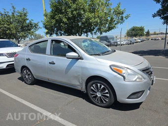 2016 Nissan Versa S – miniatura 3