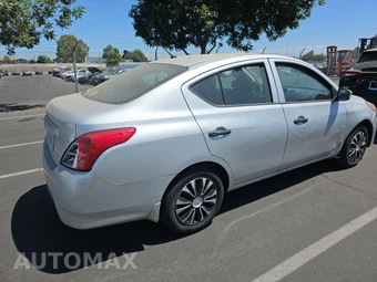 2016 Nissan Versa S – miniatura 4