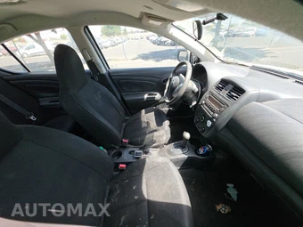 2016 Nissan Versa S – miniatura 8