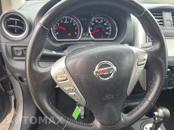 2016 Nissan Versa SL - miniatura 10