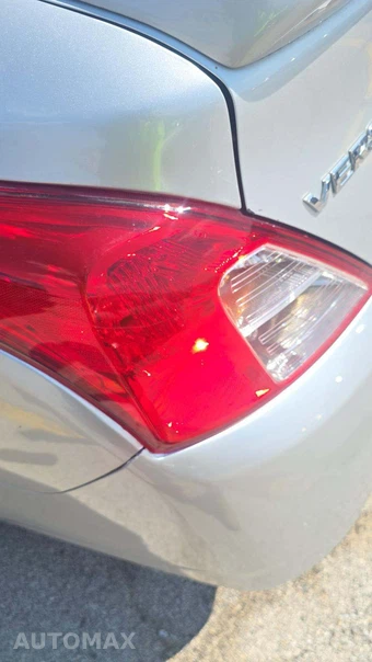 2016 Nissan Versa SL - miniatura 24