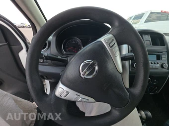 2016 Nissan Versa SV - miniatura 10
