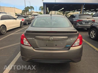 2016 Nissan Versa SV – miniatura 5