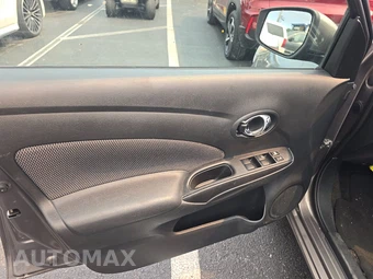 2016 Nissan Versa SV – miniatura 9