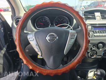 2016 Nissan Versa SV – miniatura 10