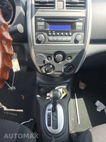 2016 Nissan Versa SV – miniatura 11