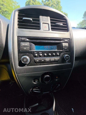 2016 Nissan Versa SV - miniatura 10
