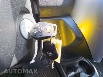 2016 Nissan Versa SV - miniatura 8