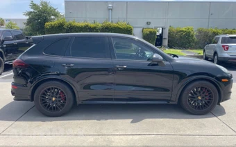 2016 Porsche Cayenne GTS - miniatura 3