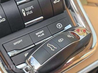 2016 Porsche Cayenne S – miniatura 8
