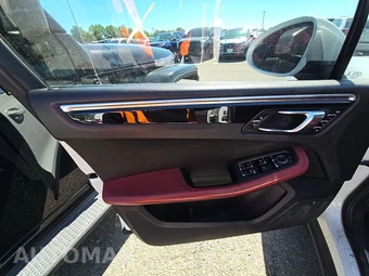 2016 Porsche Macan S - miniatura 9
