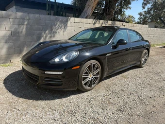 2016 Porsche Panamera 4 Edition - miniatura 3