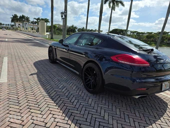 2016 Porsche Panamera 4 Edition - miniatura 4