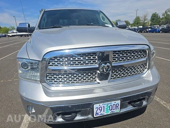 2016 Ram 1500 Laramie Crew Cab Medium Bed - miniatura 2