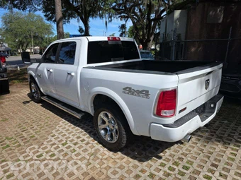 2016 Ram 1500 Laramie Crew Cab Short Bed - miniatura 2
