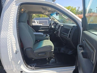 2016 Ram 5500 Cab Chassis Tradesman Regular Cab DRW – miniatura 17