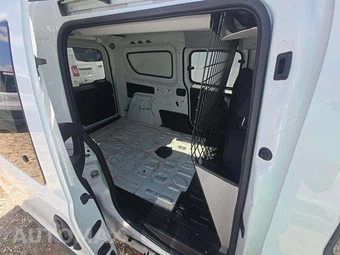 2016 Ram ProMaster City Cargo Van Tradesman SLT 122.4" WB - miniatura 16