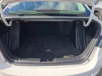 2016 Scion iA - miniatura 16
