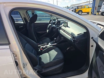 2016 Scion iA - miniatura 8