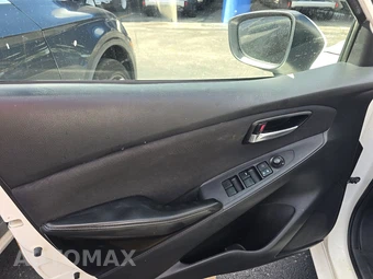 2016 Scion iA - miniatura 9