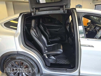2016 Tesla Model X 75D – miniatura 17