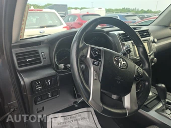 2016 Toyota 4Runner SR5 – miniatura 10