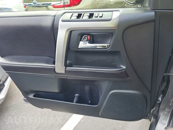 2016 Toyota 4Runner SR5 – miniatura 9