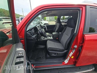 2016 Toyota 4Runner SR5 – miniatura 3