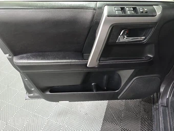 2016 Toyota 4Runner SR5 - miniatura 9