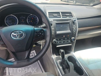 2016 Toyota Camry LE – miniatura 11