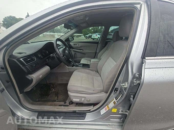 2016 Toyota Camry LE - miniatura 3