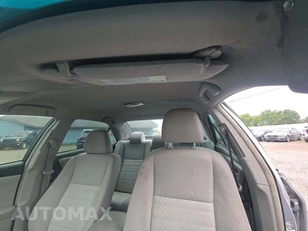 2016 Toyota Camry LE - miniatura 8