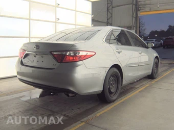 2016 Toyota Camry LE – miniatura 4