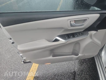 2016 Toyota Camry LE – miniatura 9